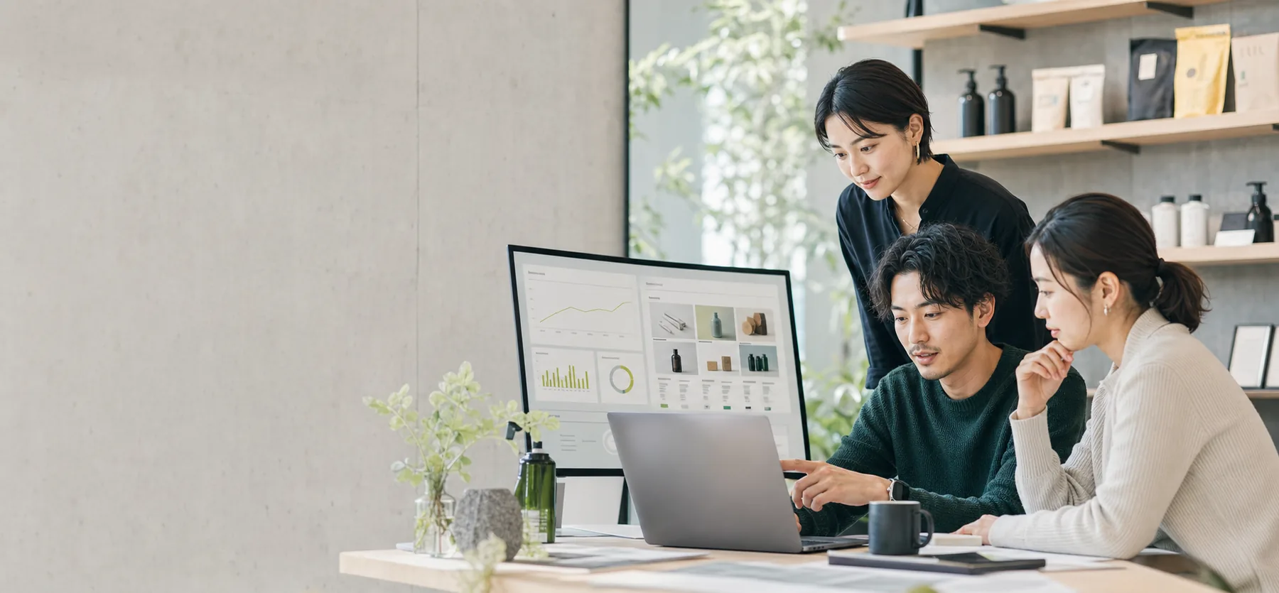 ECサイトの売上データと商品ページを確認するチーム